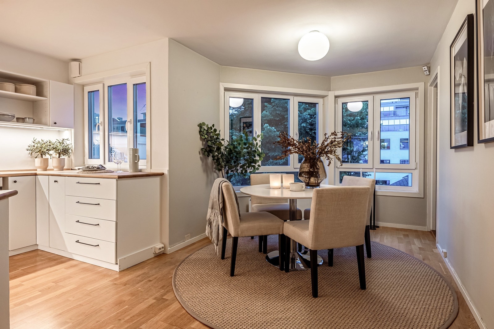 Leiligheten er moderne innredet med lyse og naturlig materialvalg. Her kan man flytte rett inn! Galleribilde