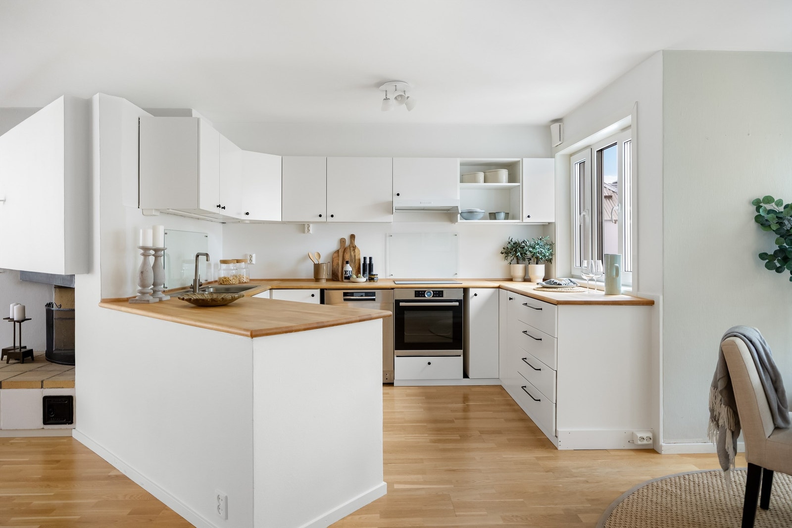 Romslig og moderne kjøkken fra 2022. Galleribilde