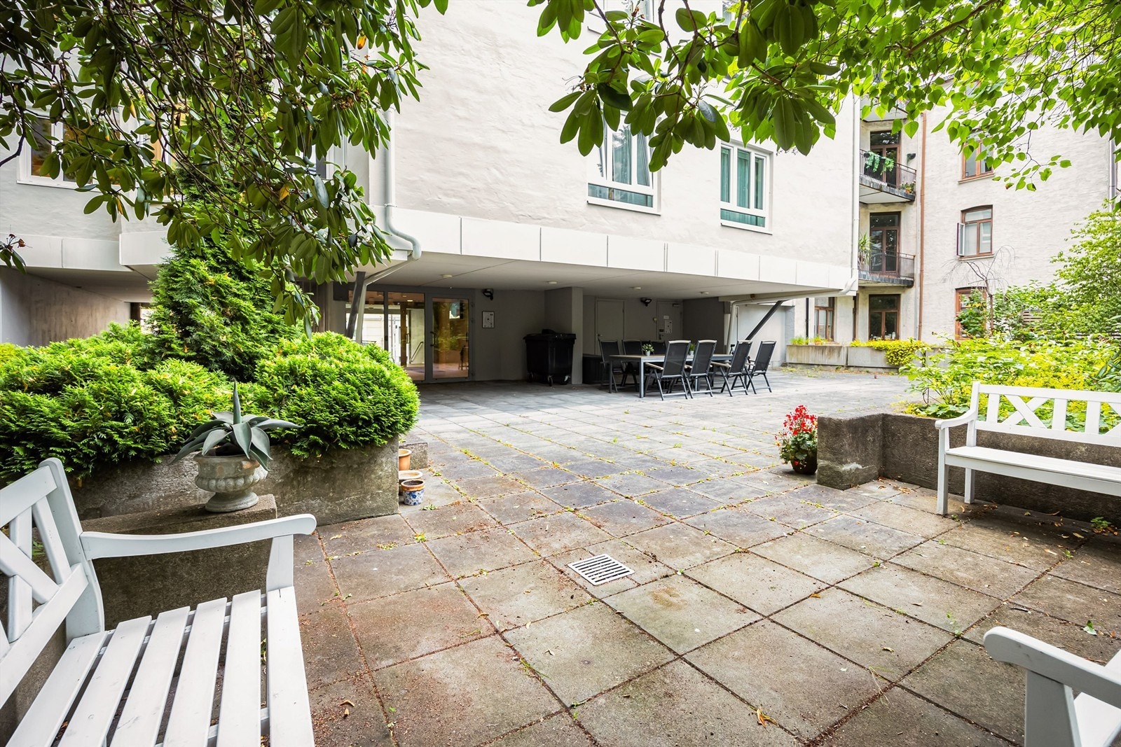 Fellesarealer opparbeidet med asfalterte/steinbelagte internveier, plenarealer og diverse beplantning. Galleribilde