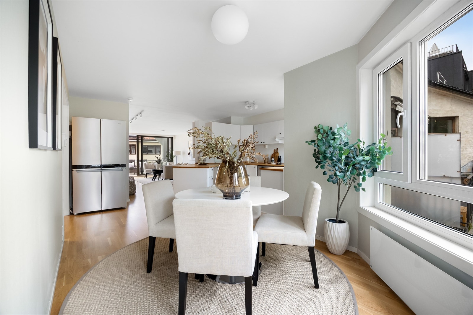 I hjørnet av kjøkkenet er det god plass til spisegruppe. Galleribilde