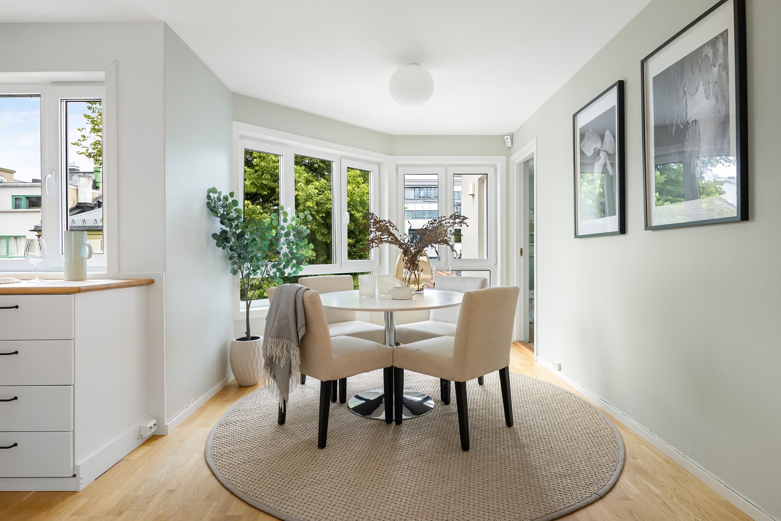 Spisestuen blir en forlengelse av kjøkkenet, og egner seg perfekt til å samle familien rundt et godt måltid. Galleribilde