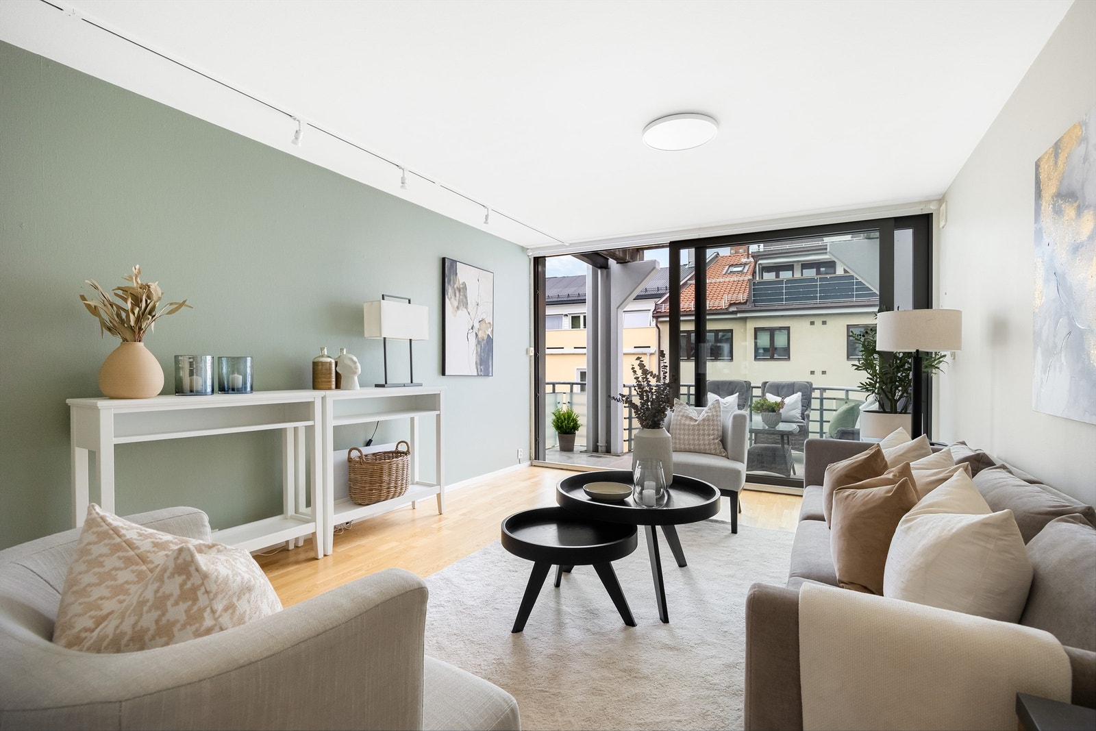 Stuen er malt i nøytrale og lyse farger. Galleribilde