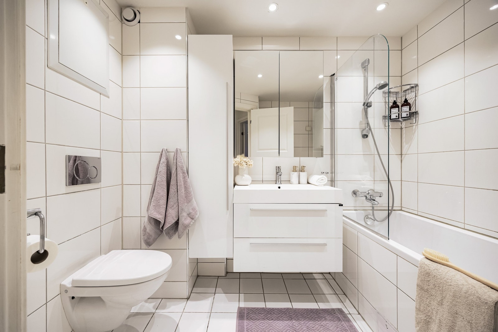 Pent bad fra 2012 med flislagt gulv med varme og flislagte vegger. Galleribilde