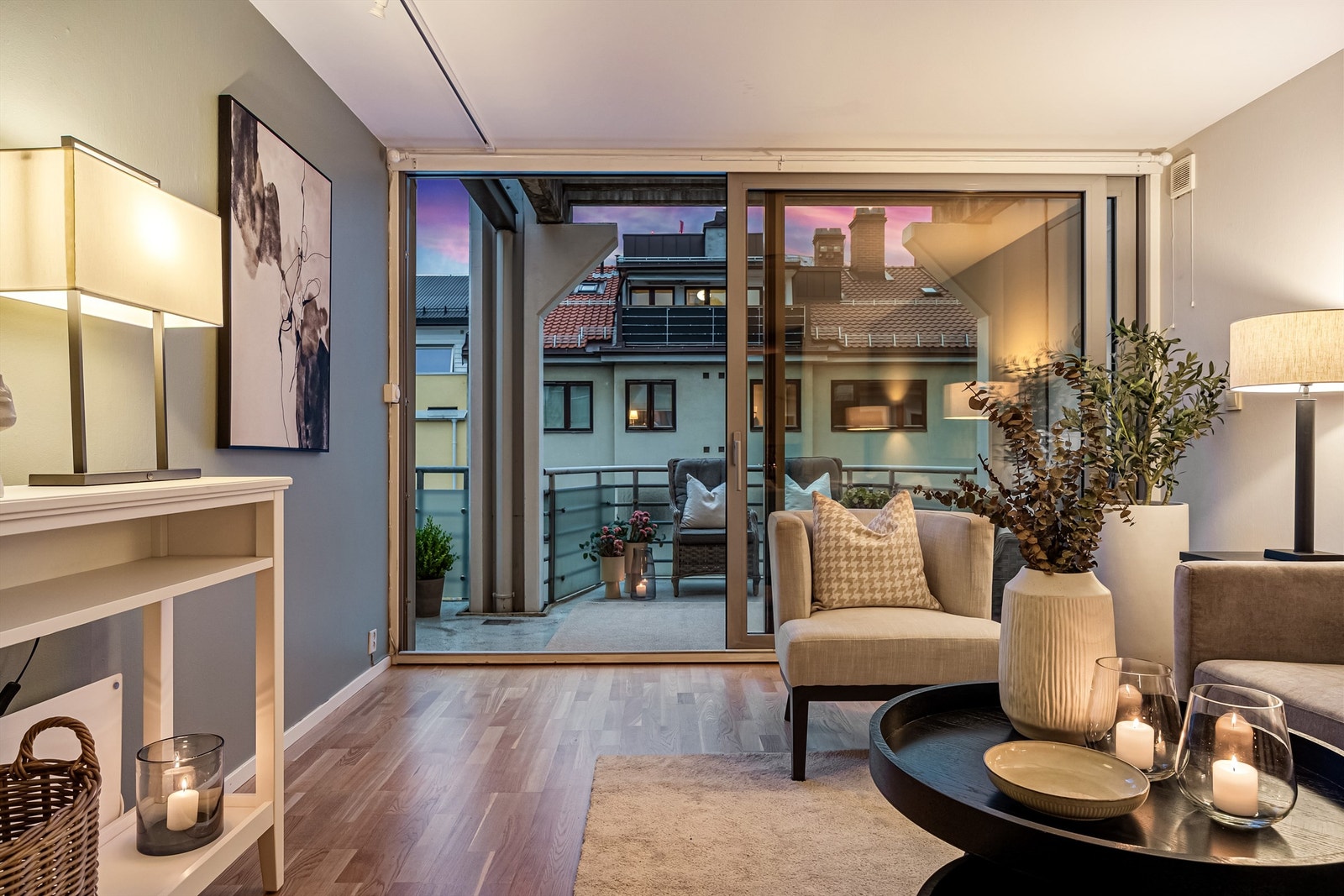 Fra stuen er det direkte utgang til leilighetens romslige balkong. Galleribilde