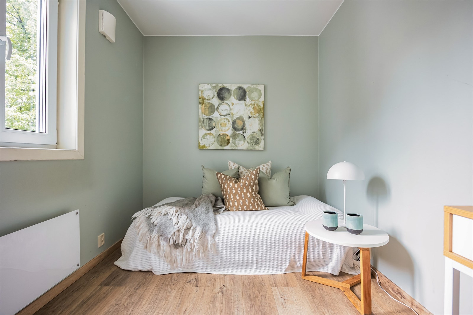 Soverommet ble malt i 2020 og det ble også lagt nytt laminatgulv samme år. Galleribilde