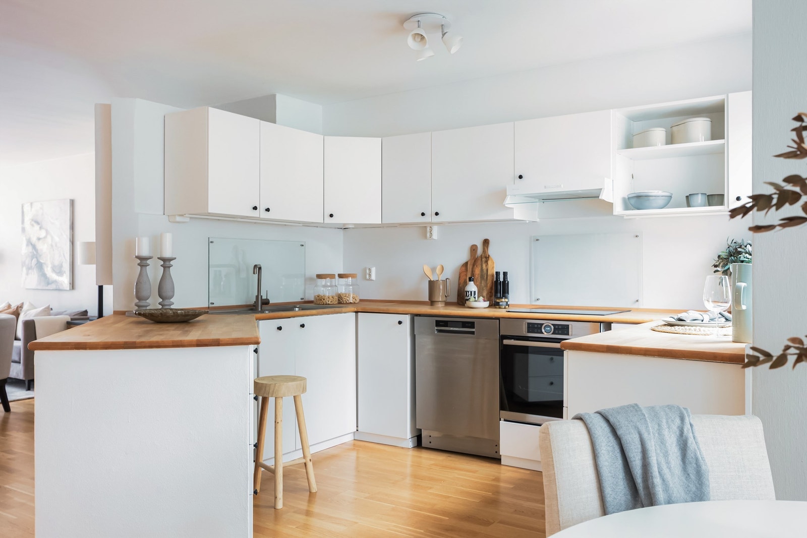 Kjøkkenet med delvis åpen løsning mot stue som gir leiligheten et åpent og sosialt preg. Galleribilde