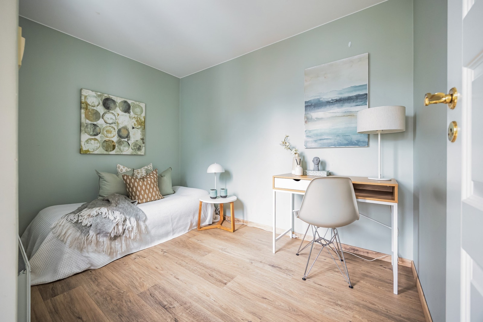 Det andre soverommet er også av god størrelse og har plass til seng med tilhørende møblement. Galleribilde