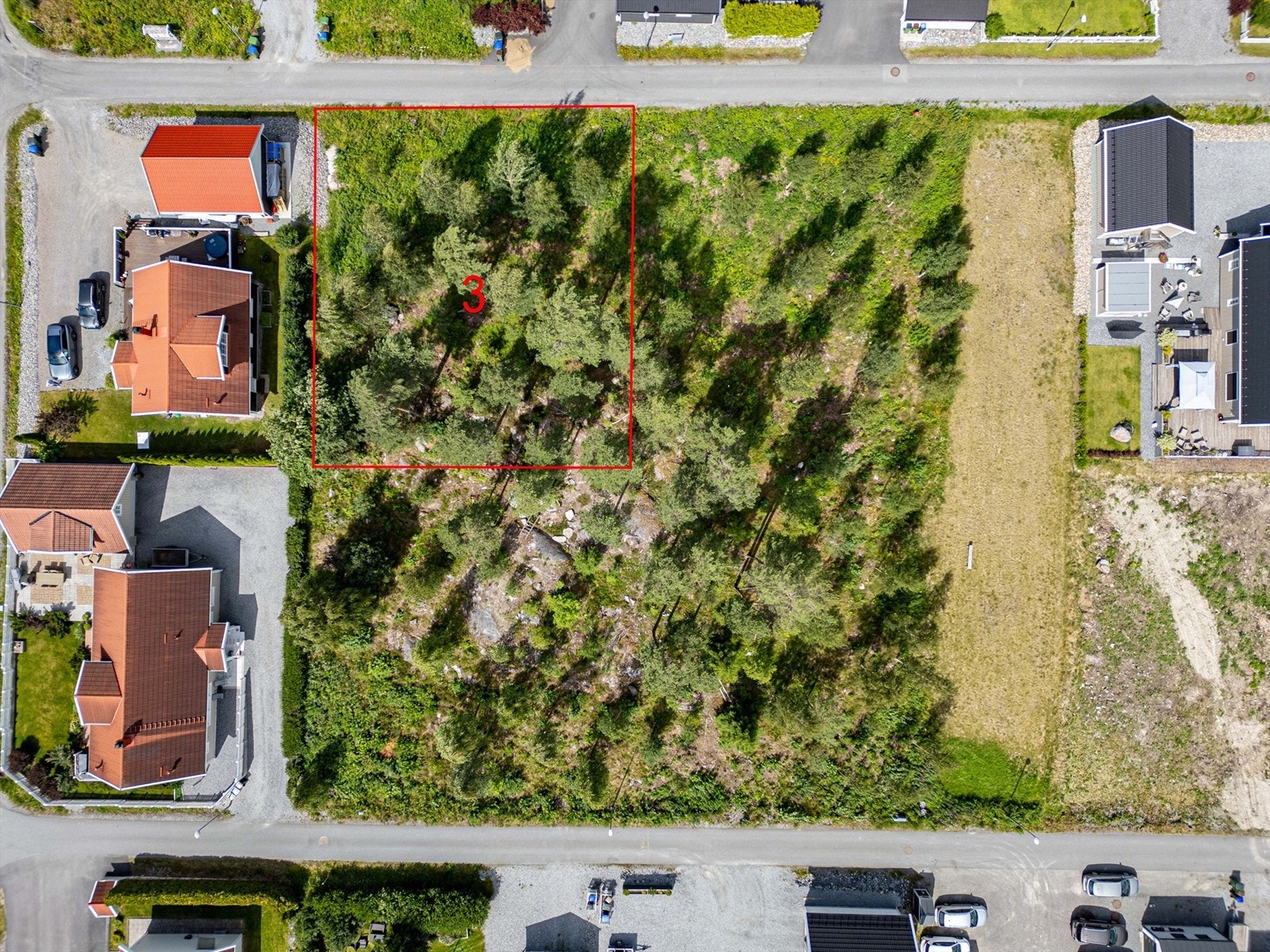 Tomten er på 785kvm. De angitte grensene på bildene er kun veiledende og ikke nøyaktige mål. Galleribilde