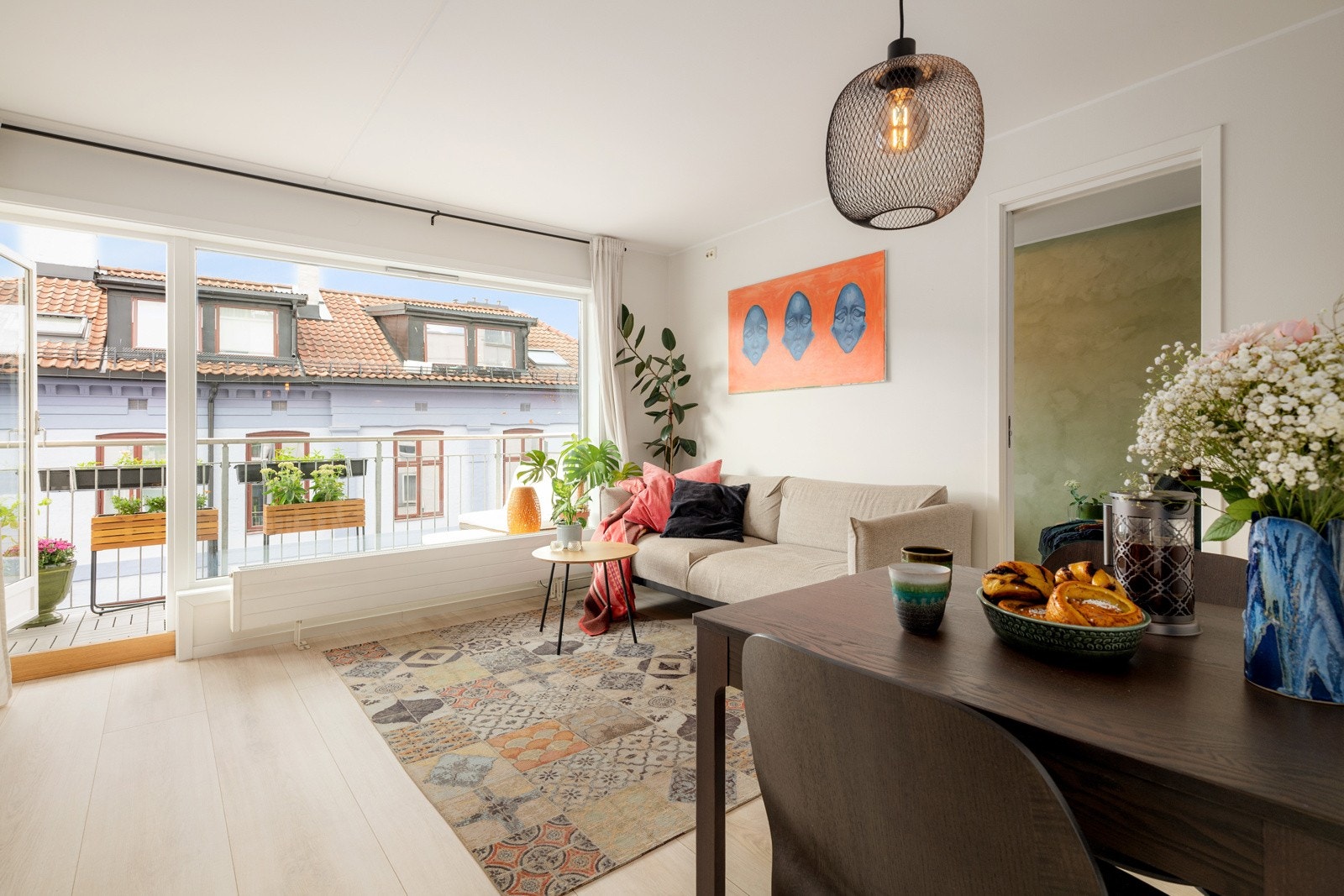 En lys og moderne 3-roms selveierleilighet i et moderne bygg fra 2006. Galleribilde