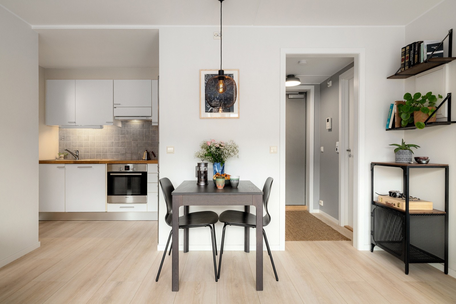 Kjøkkenet ligger i en fin delvis åpen løsning med stuen, naturlig adskilt og samtidig åpent og sosialt. Galleribilde