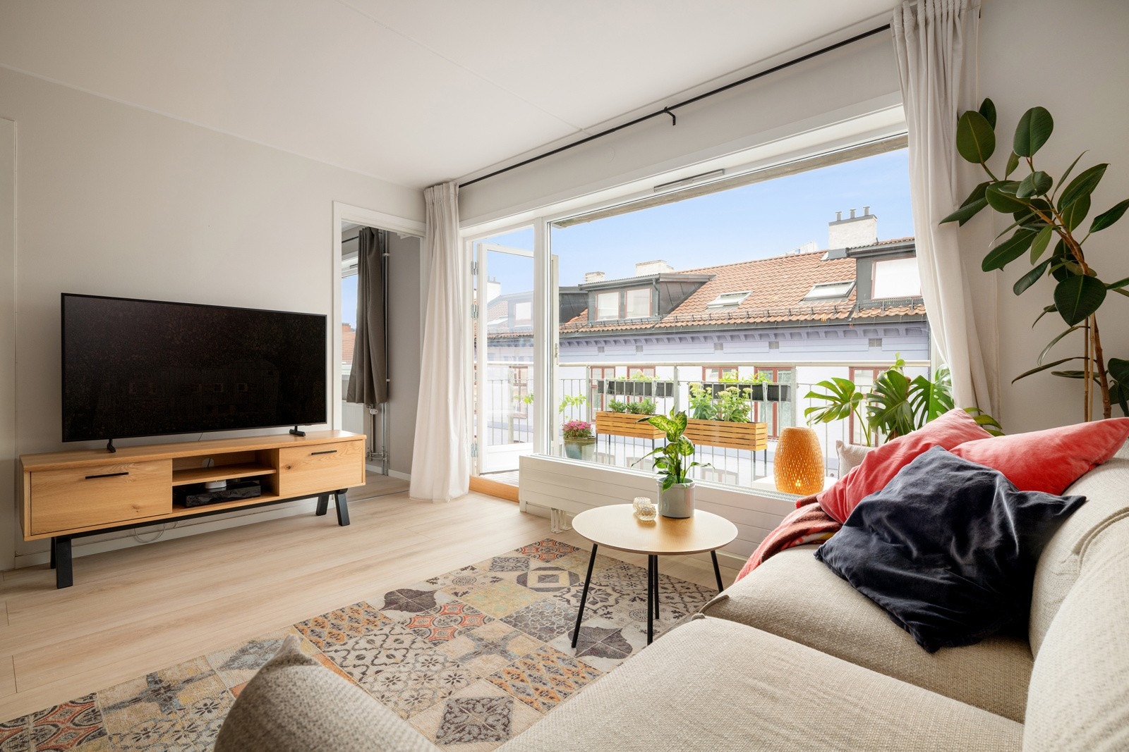 Beliggenheten i byggets 5. etasje med store vindusflater sørger for rikelig med naturlig lys, samtidig som det er lite direkte innsyn. Galleribilde