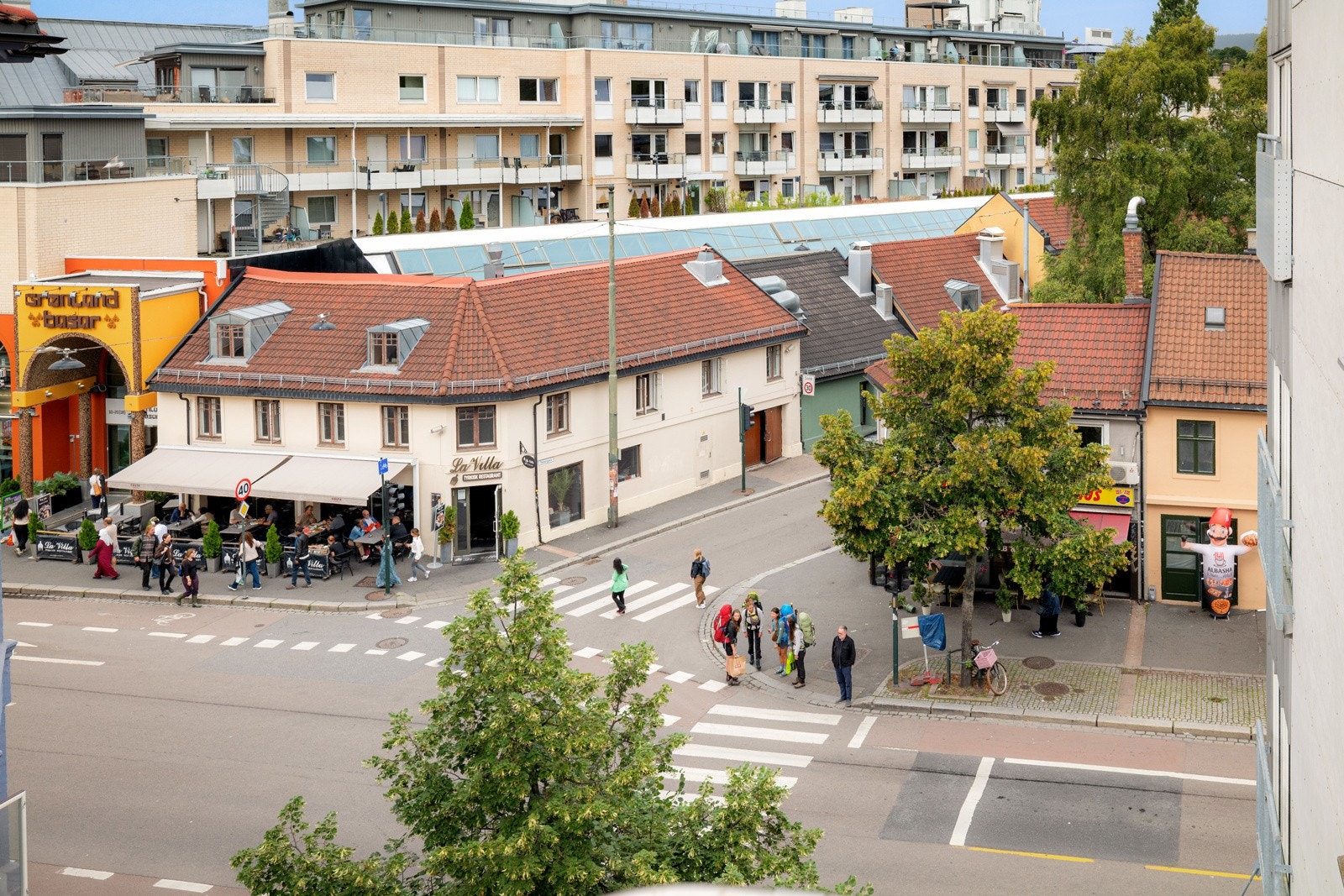 Hyggelig utsyn over nabolaget. Galleribilde