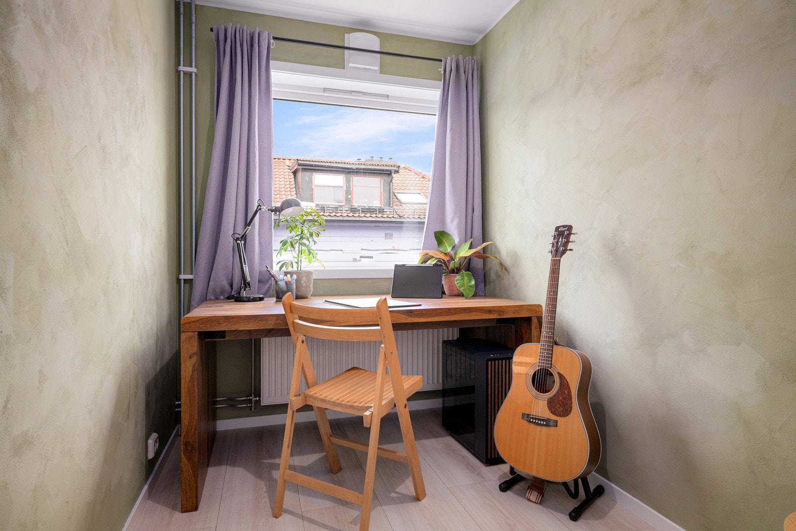 Soverommet har samme enstavs laminatgulv som resten av leiligheten, mens veggene er malt med en stilig grønn kalkmaling i nyere tid. Galleribilde