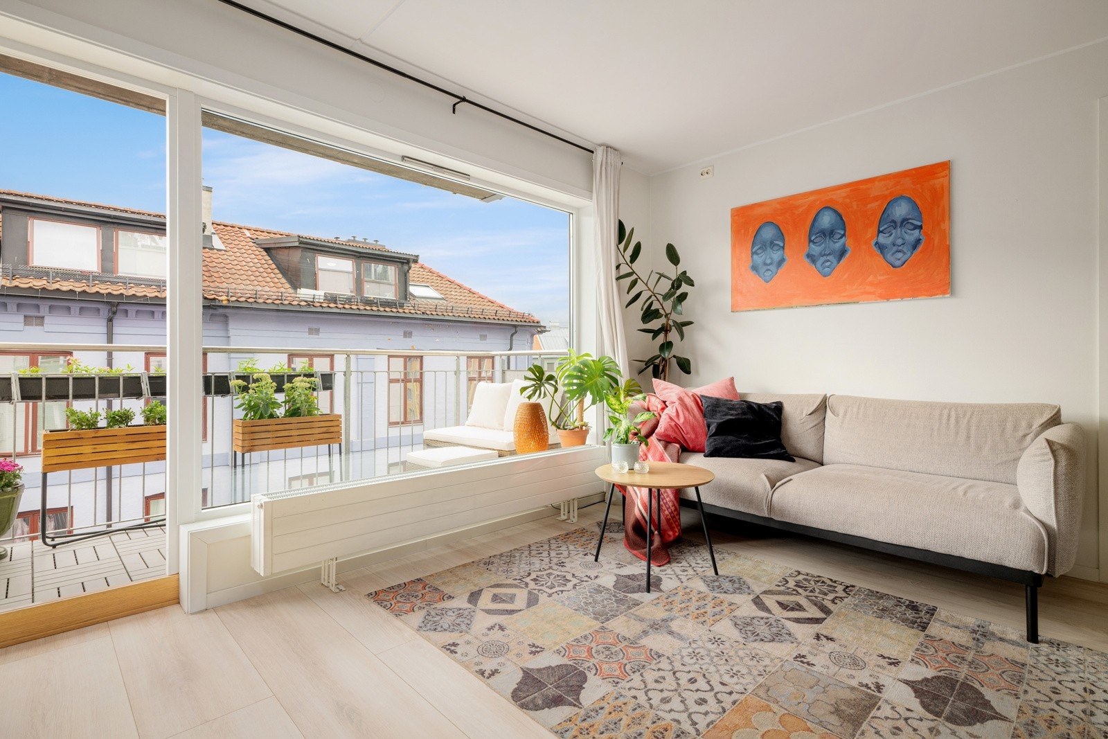 Leiligheten ligger i byggets 5. etasje (heisadkomst), og har en god planløsning som utnytter plassen optimalt. Galleribilde