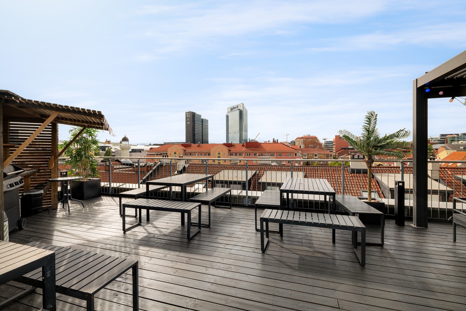 Takterrassen er innredet med flere ulike sittegrupper. Galleribilde