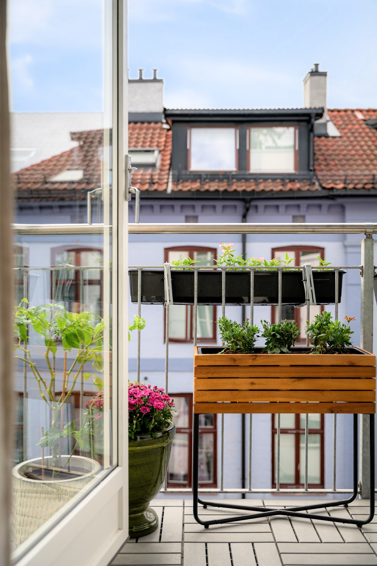 Fra stuen har du utgang til en fin og solrik vestvendt balkong på ca. 5m². Galleribilde