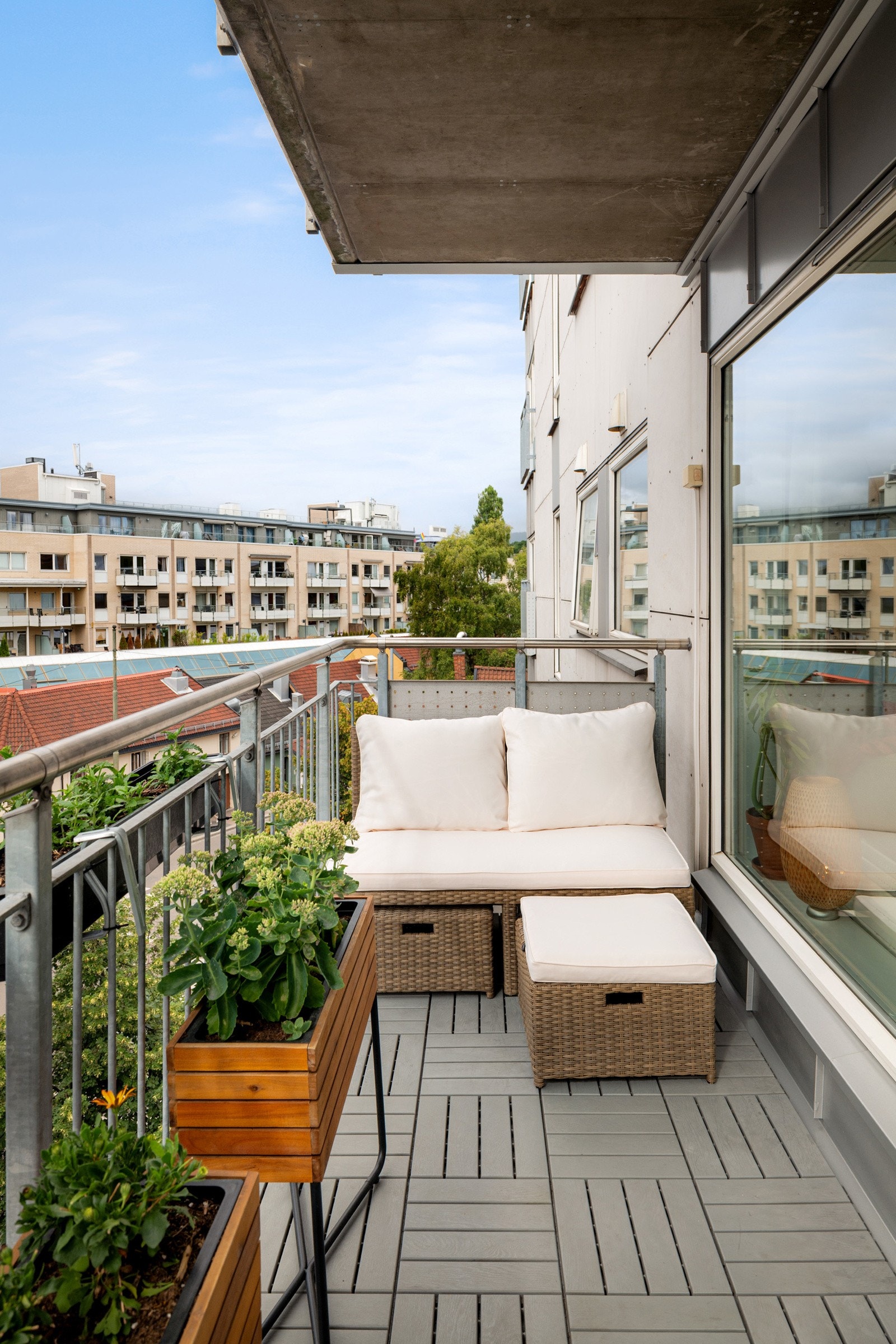 Balkongen er overbygget, har plastheller på gulv og god plass til sittegruppe etter eget ønske og behov. Det er også montert utebelysning og stikkontakt. Galleribilde