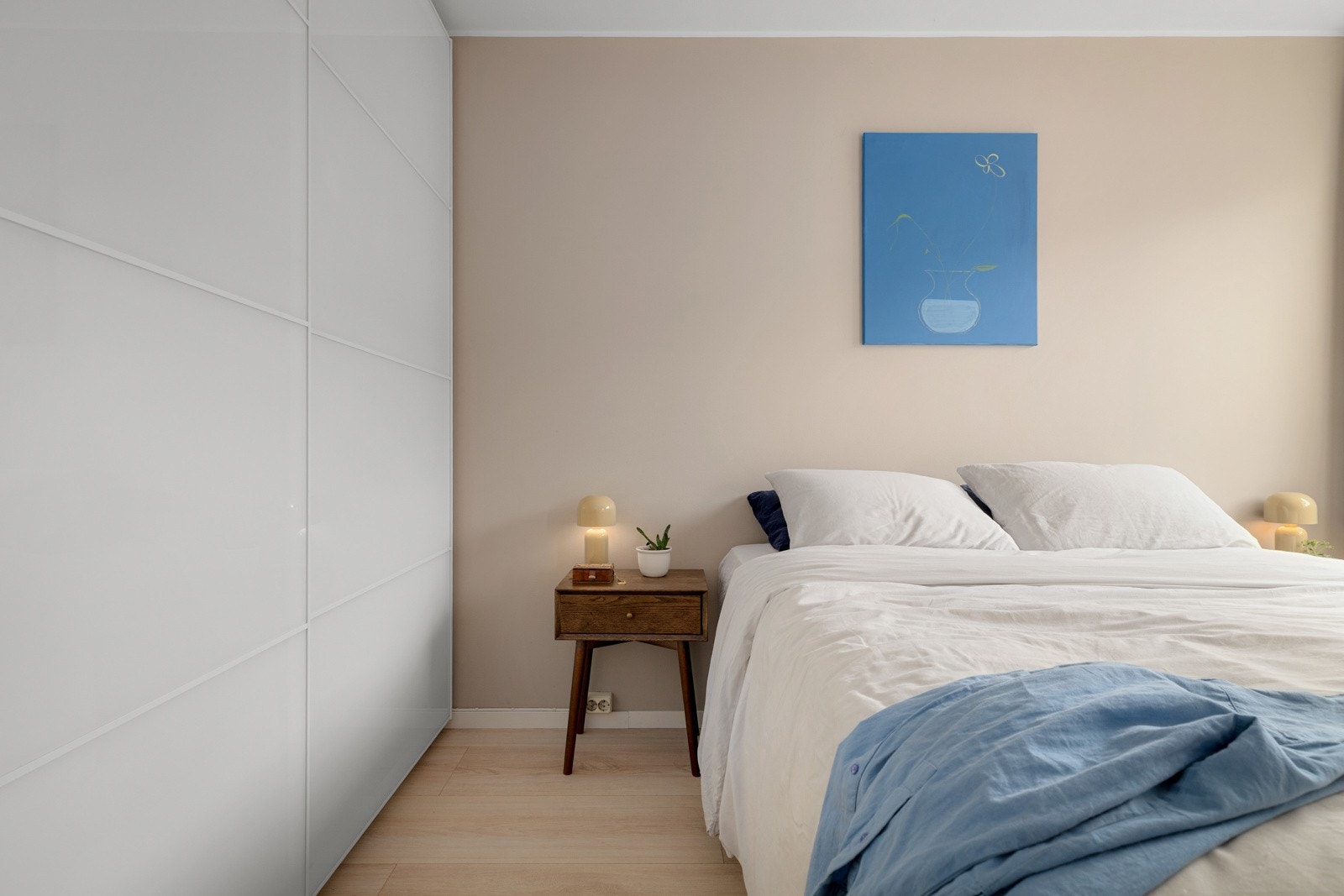 Leiligheten har et lyst og innbydende hovedsoverom. Galleribilde