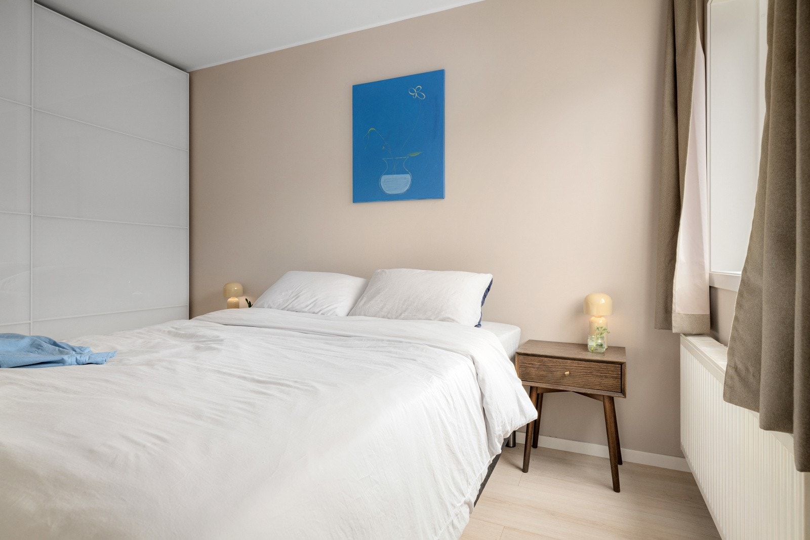 På soverommet har du naturlig plass til dobbeltseng med tilhørende nattbord, samt god oppbevaringsplass i stor skyvedørsgarderobe som medfølger i handelen. Galleribilde