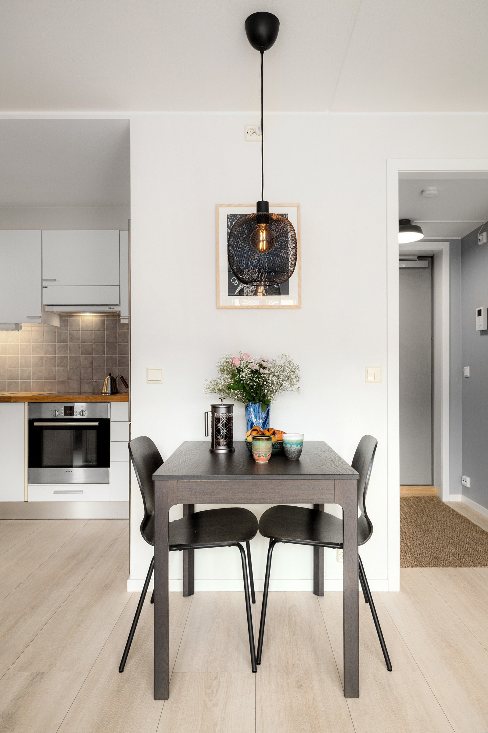 God standard med lys enstavs laminat på gulv, glatte lysmalte overflater og skjult elektrisk anlegg. Galleribilde