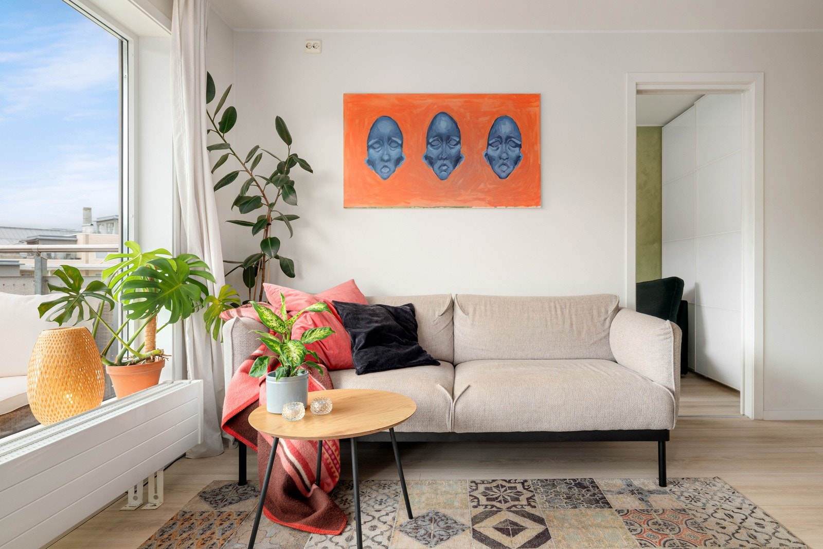 Alle vinduene i leiligheten har fine brede vinduskarmer for planter og dekor. Galleribilde