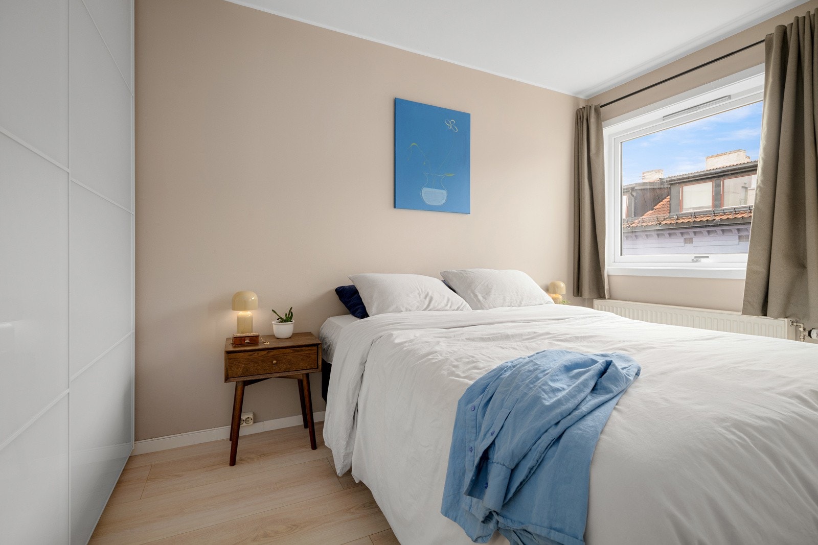 Soverommet har god standard med enstavs laminat på gulv, glatte overflater malt i en fin farge og skjult elektrisk anlegg. Galleribilde