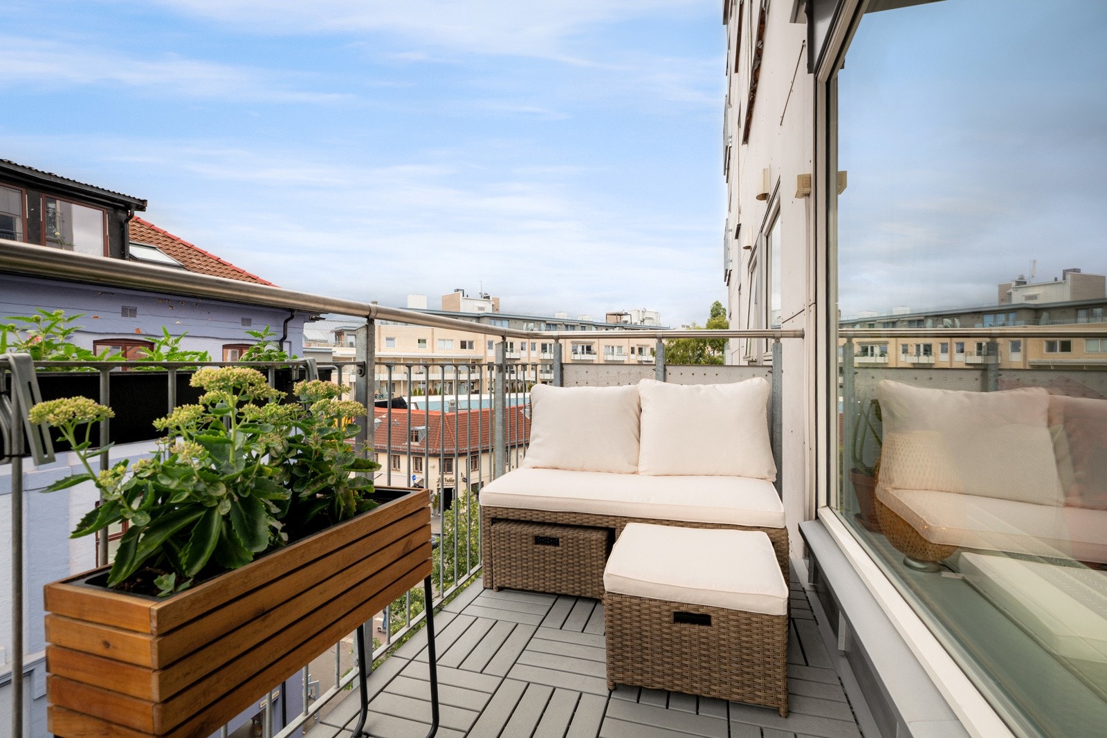 Beliggenheten i byggets 5. etasje og mot vest sørger for gode solforhold på ettermiddag og kveld. Galleribilde