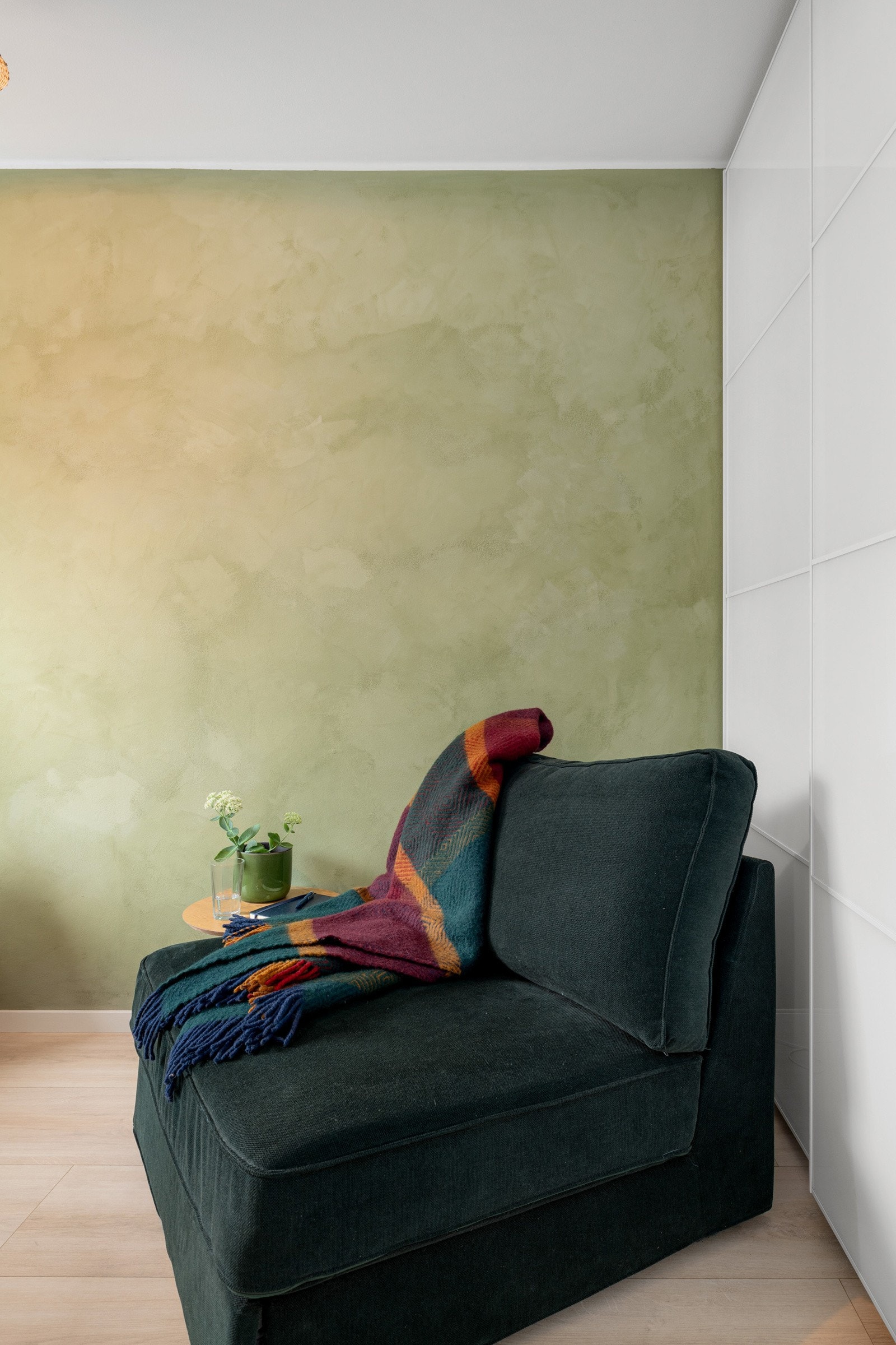 På soverommet har du plass til både seng og kontorpult, samt god oppbevaringsplass i medfølgende skyvedørsgarderobe. Galleribilde