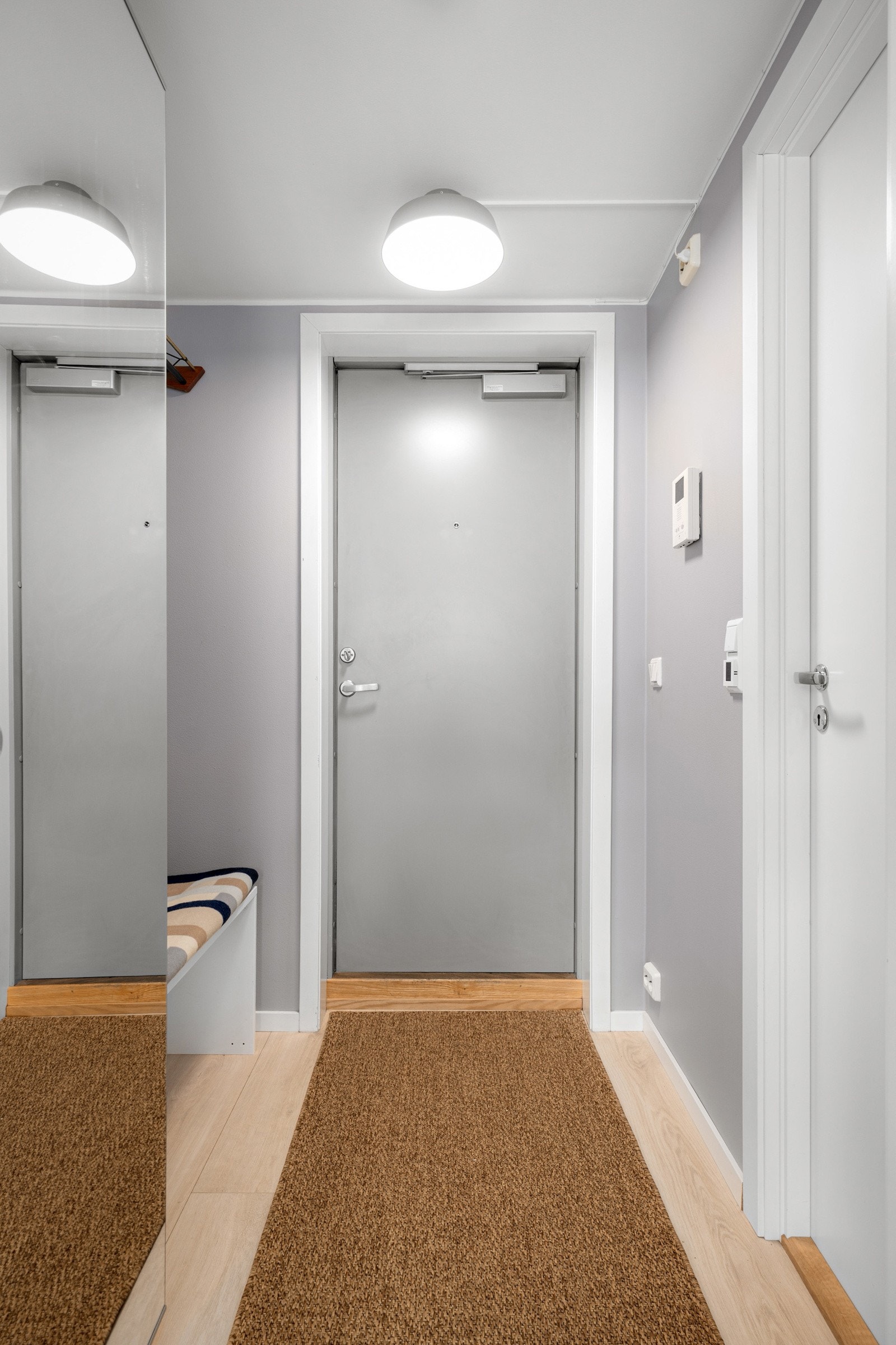 I entréen har du plass til sko og yttertøy i medfølgende garderobeskap med speildør, samt ytterligere plass til oppheng, skoskap eller kommode ved siden av. Galleribilde