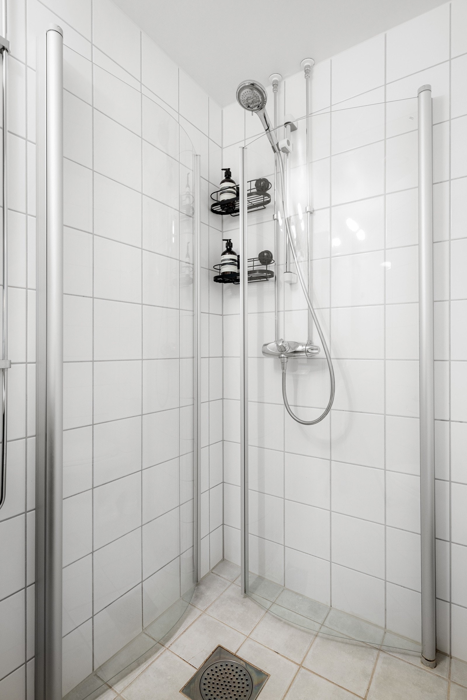 Baderommet har tidløse fliser på gulv og vegger, deilig gulvvarme og mekanisk avtrekksventil i himlingen. Galleribilde