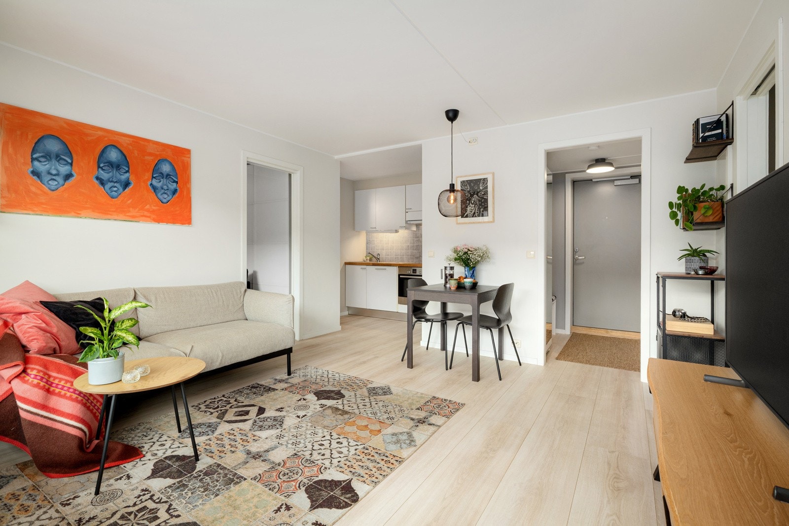 Stuen er det naturlige oppholdsrommet i leiligheten, og er et lyst og luftig rom for både avkobling og hygge. Galleribilde