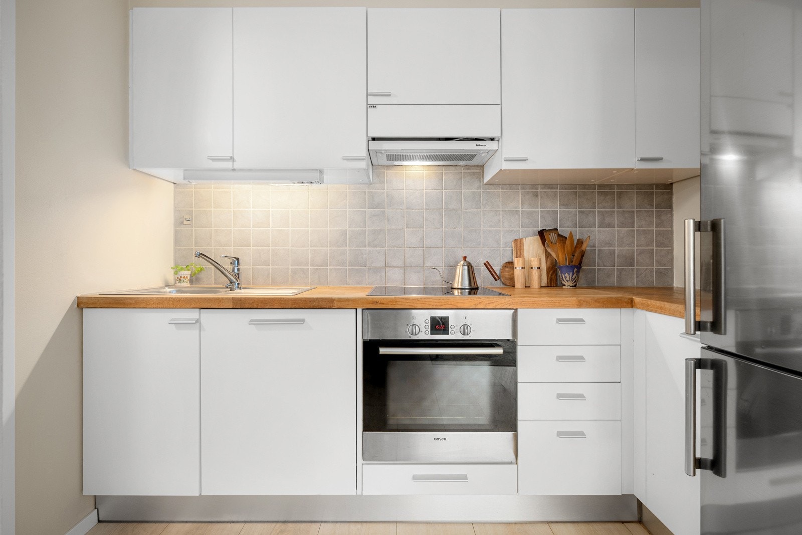 Lys og tidløs kjøkkeninnredning fra 2006 med god skap- og benkeplass. Galleribilde