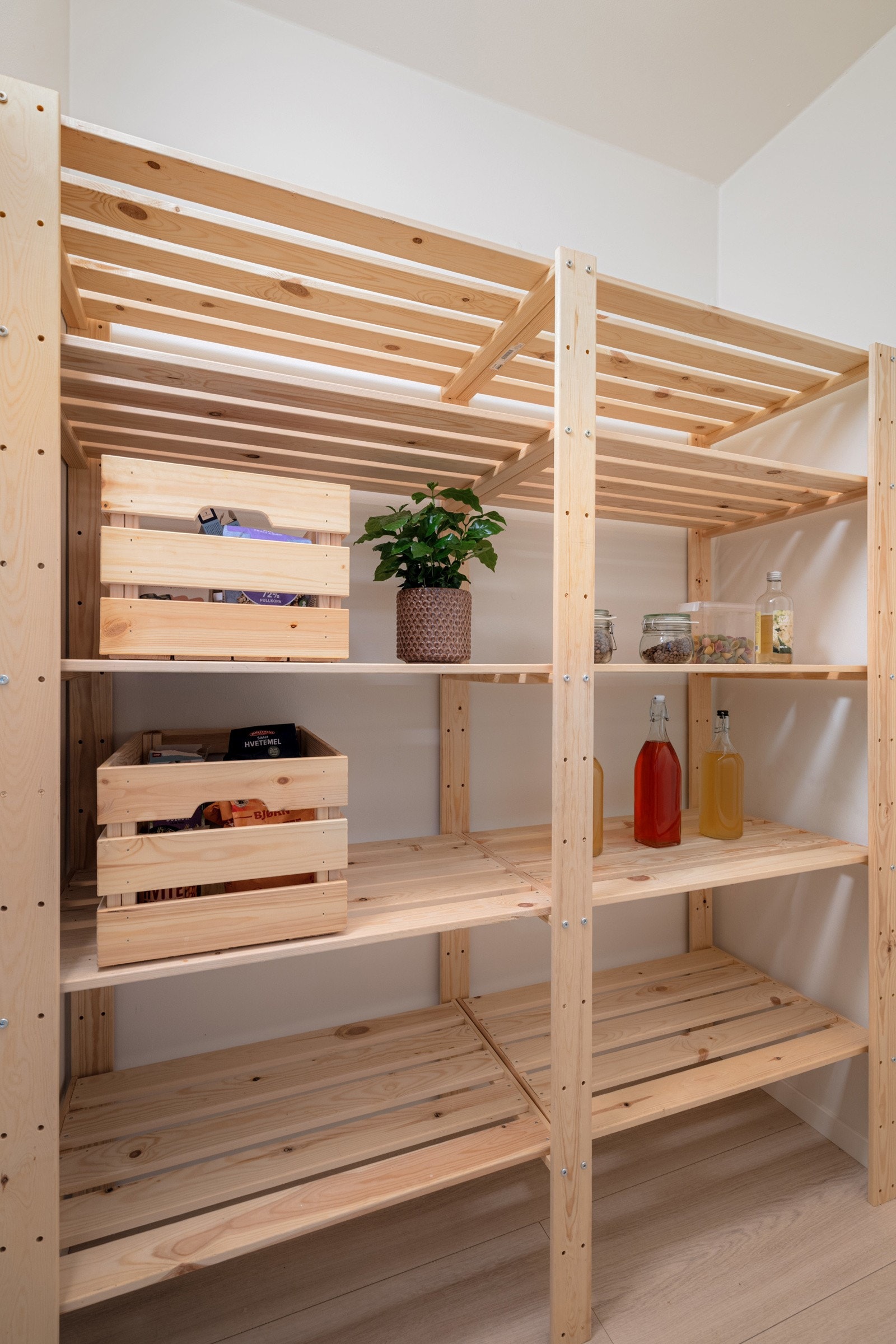 Fra kjøkkenet er det også adkomst til en praktisk innvendig bod med gode lagringsmuligheter! I tillegg disponerer leiligheten en loftsbod. Galleribilde