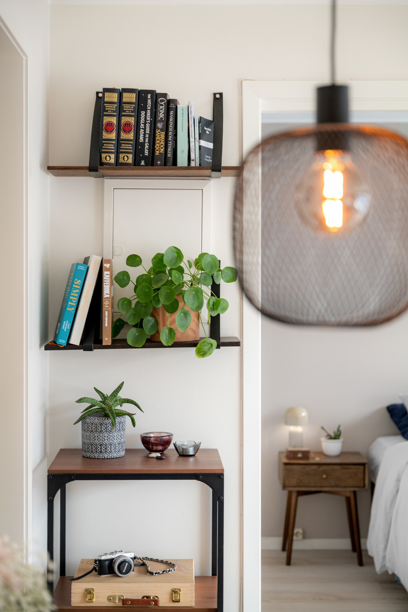 Sikringsskap med automatsikringer på vegg i stuen. Galleribilde