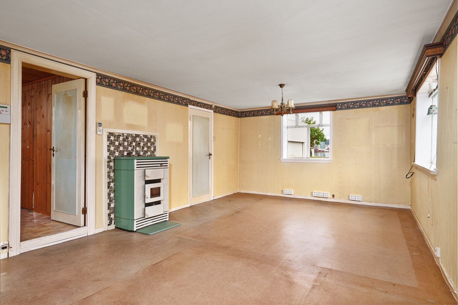 Romslig stue m/kamin ovn Galleribilde