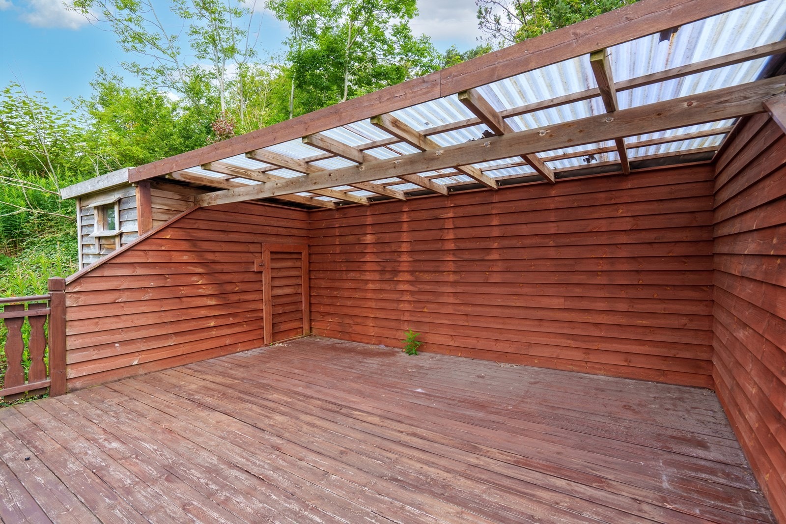 Delvis overbygget med god plass til hagemøblement Galleribilde