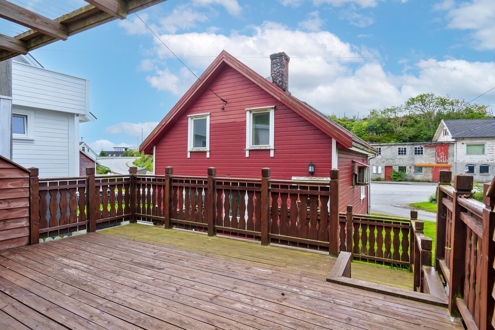 Kjekk terrasse bak boligen Galleribilde