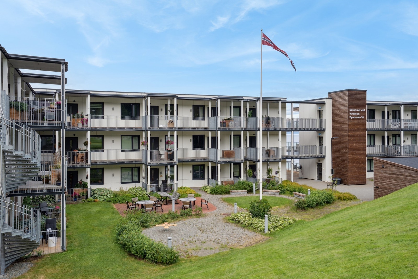 Felles tomt for Borettslag opparbeidet med asfaltert vei, diverse beplantninger, plenareal, biloppstillingsplass og støpte veier og trapper. Galleribilde