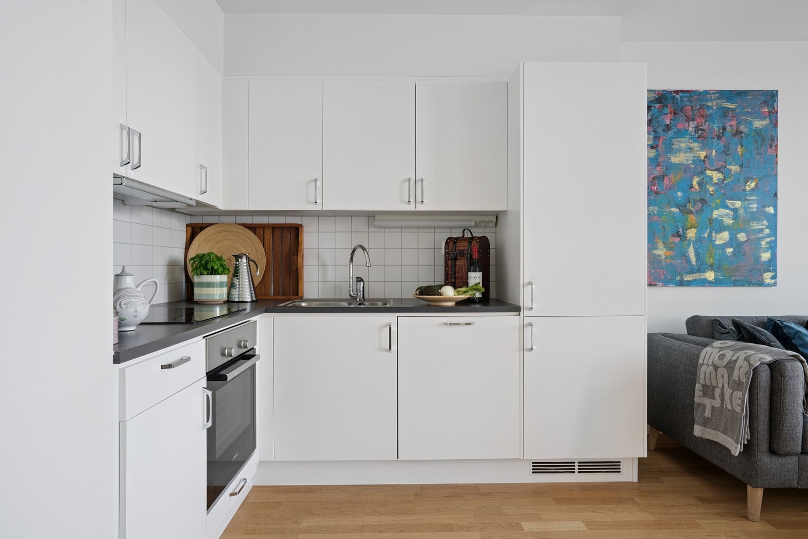 Kjøkkenet har integrerte hvitevarer, inkludert stekeovn, platetopp, kombinert kjøl/frys og oppvaskmaskin. Galleribilde