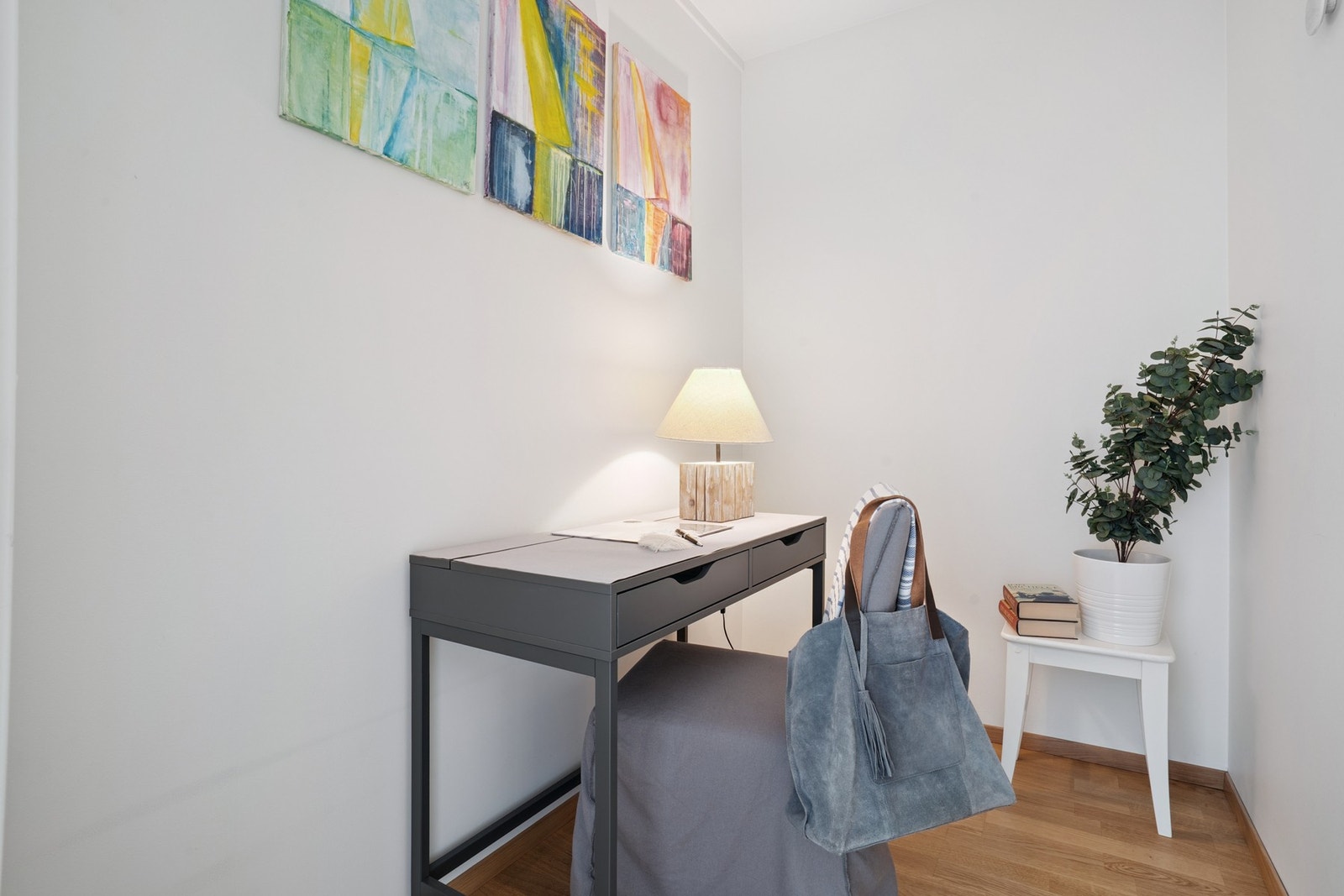 Praktisk kontor som egner seg godt som hjemmekontor, eller som ekstra bod for økt lagringsplass. Galleribilde