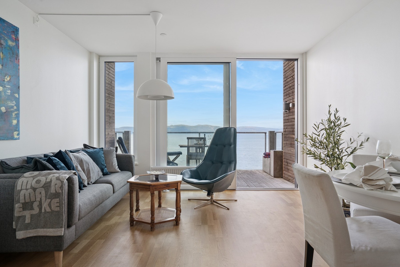 Moderne 2-roms toppleilighet med spektakulær fjordutsikt fra 2017. Galleribilde