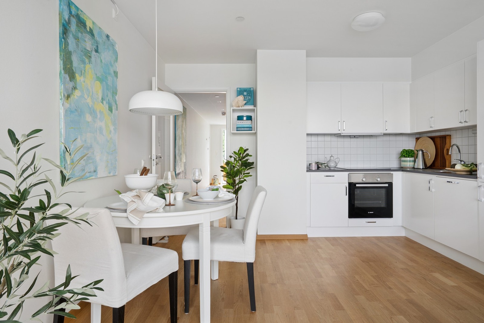 Den åpne kjøkken- og stueløsningen skaper en romslig og luftig atmosfære. Galleribilde