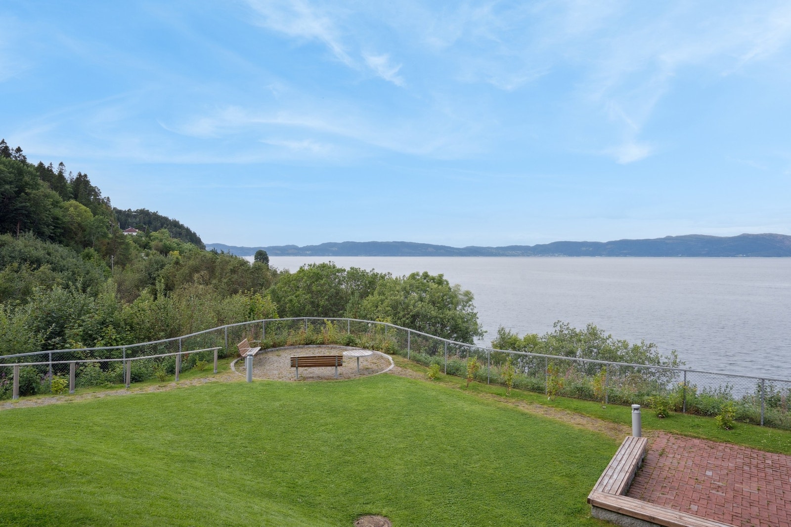 Borettslaget har velstelte og trivelige uteområder med frukttrær i hagen og flere felles områder. Galleribilde