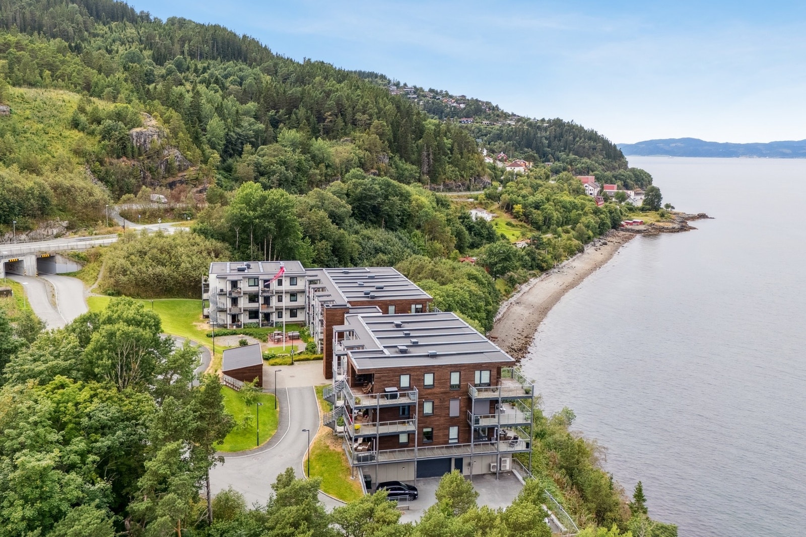Leiligheten har en idyllisk beliggenhet ved sjøen i Trolla, og ligger under 10 minutter fra Trondheim by. Galleribilde
