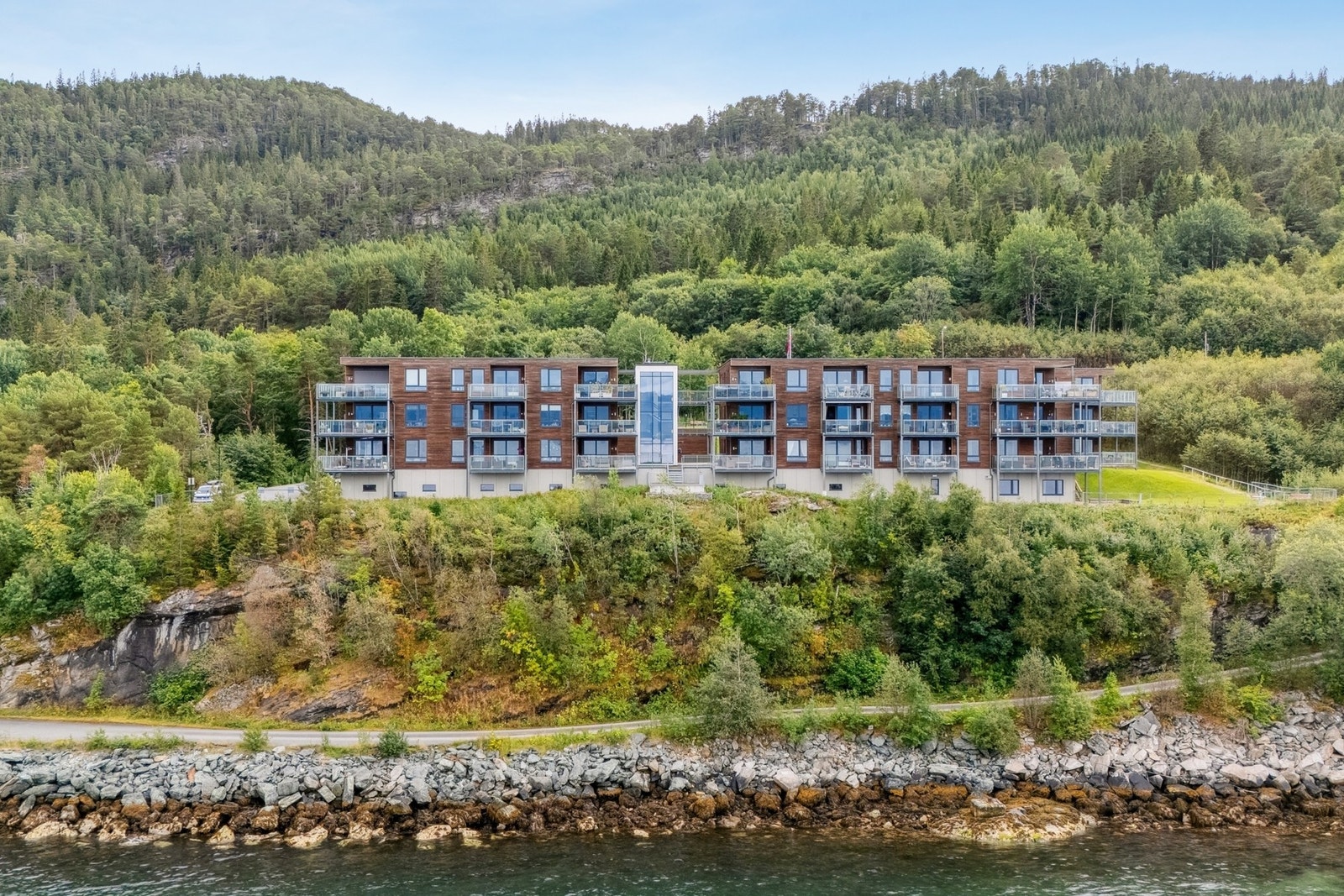 Leilighet tilbyr en sjelden mulighet til å bo i naturskjønt og rolig område, samtidig som du har byens fasiliteter innen rekkevidde. Galleribilde