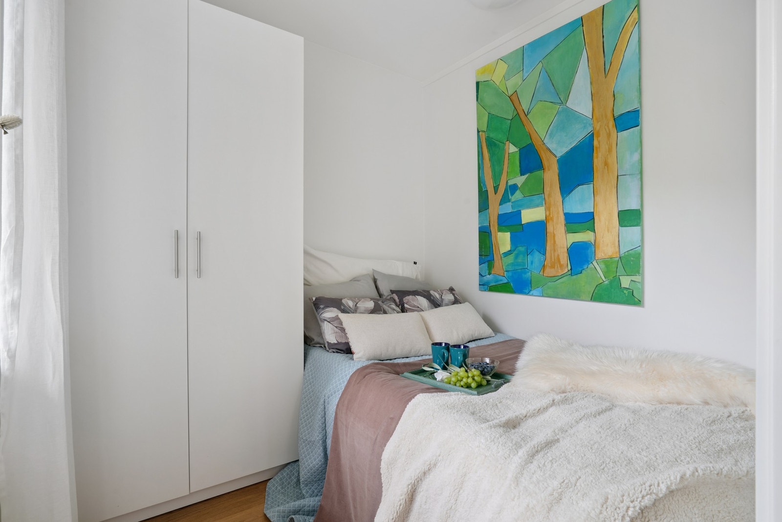 Opprinnelig soverom var tidligere på 8,5 m², nå omgjort til ett soverom og kontor. Galleribilde