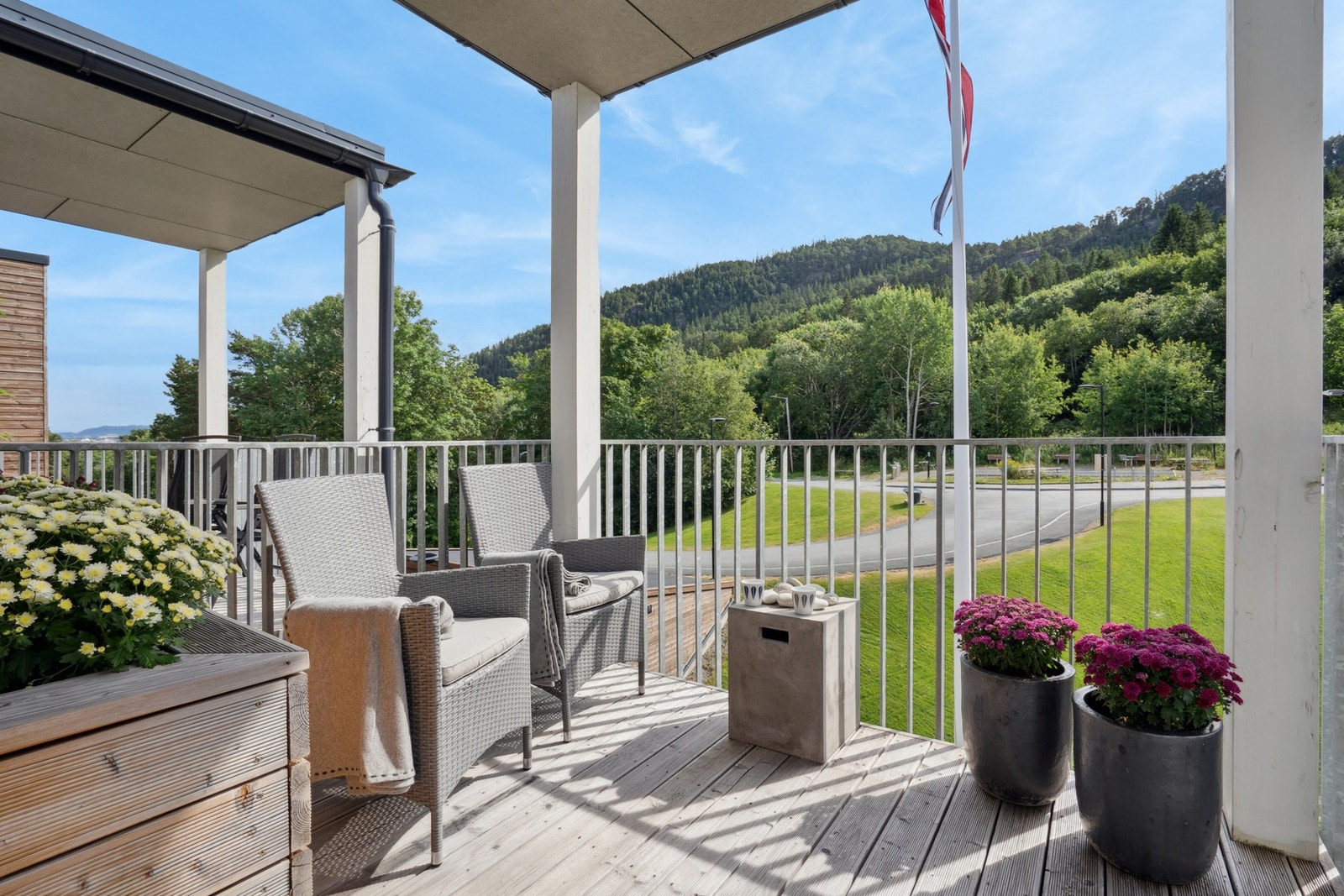 Balkong ved inngangspartiet fungerer som en hyggelig uteplass. Galleribilde