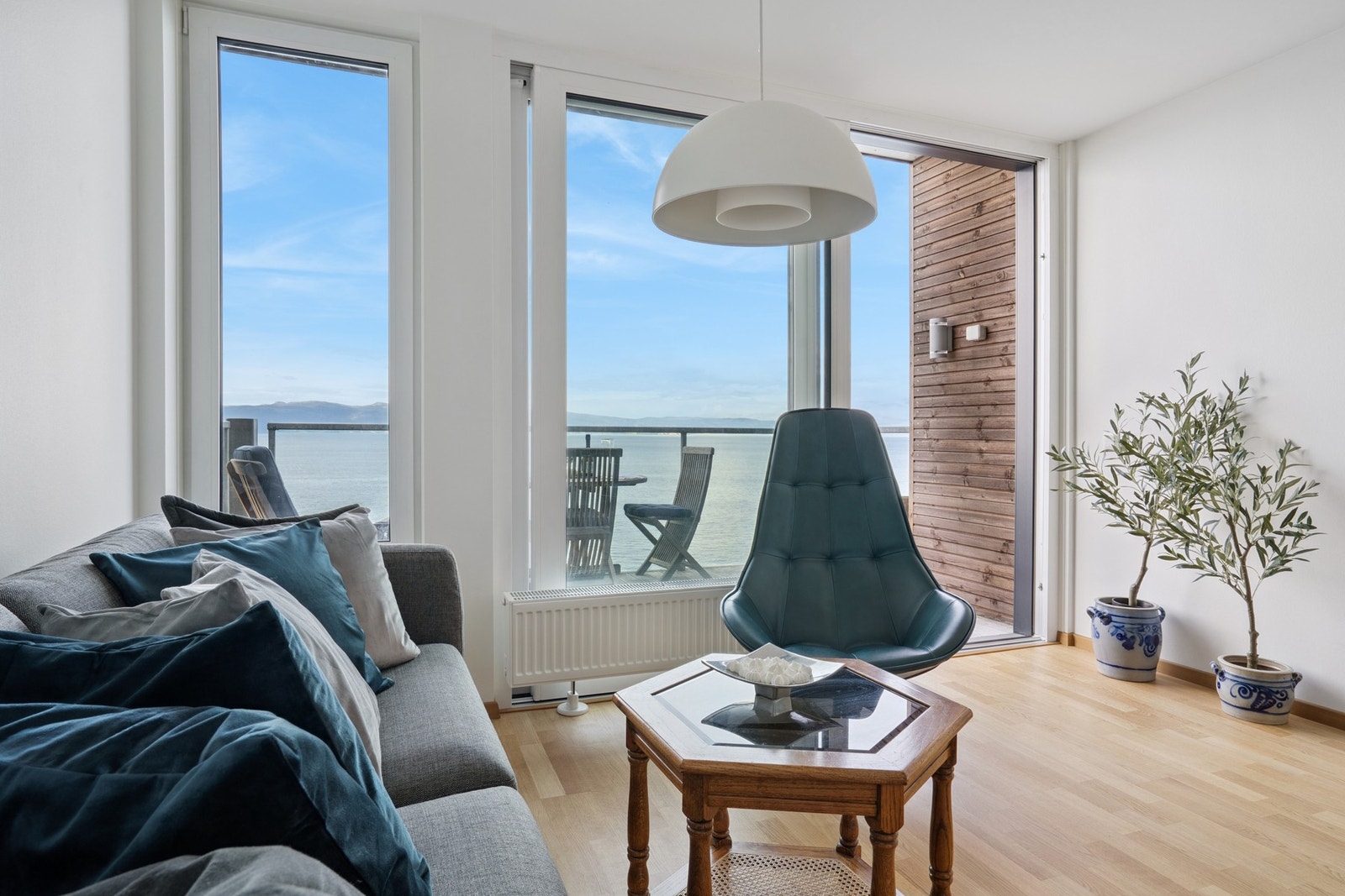 Leiligheten har en åpen løsning mellom kjøkken og stue, et delikat bad, soverom, kontor, samt to solrike balkonger - én på hver side Galleribilde