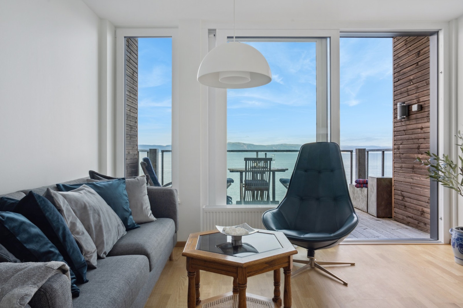 EIE eiendomsmegling ved Yasin Unal har gleden av å presentere Bynesveien 90 i Munkaunet vest. Foto: Matthias Herzog. Galleribilde