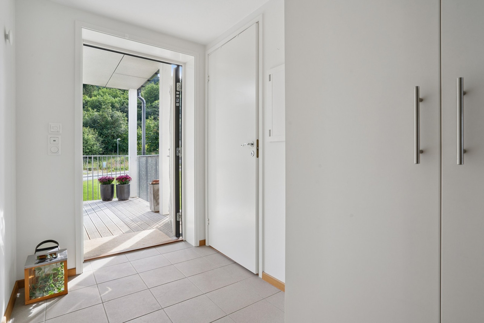 Enkel adkomst inn til leiligheten i byggets 3. etasje via heis. Galleribilde